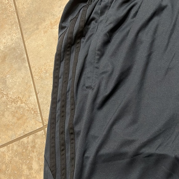 New with no tag ADIDAS shorts, size M - Picture 6 of 11